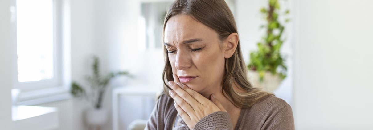 Woman in mouth pain