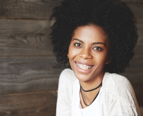 portrait-beautiful-young-woman-with-afro-hairstyle